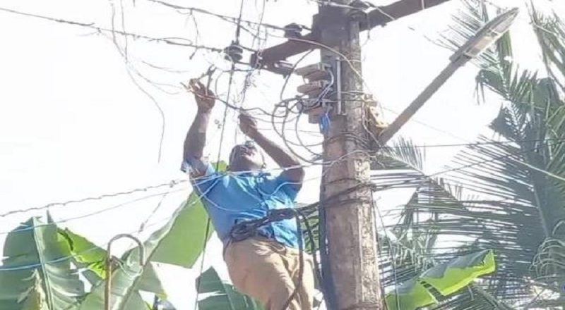 பெரிய தொகை கட்டப்படாத இடத்தில் அரசியல் அழுத்தம் காரணமாக சிறிது நேரத்திலேயே  மீண்டும் மின் இணைப்பு வழங்கப்பட்டதாக தகவல் 