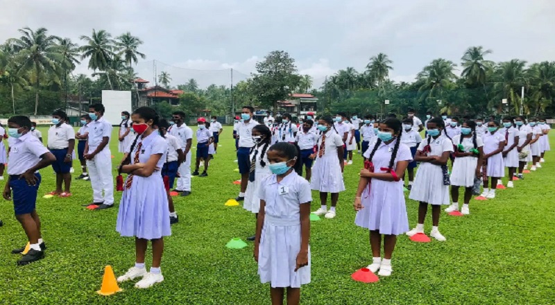 தினமும் அரைமணிநேரம் காலைக்கூட்டம் நடத்தப்படுவதால் சுமார் 50 மாணவர்கள் மயங்கி விழுகின்றனர் - இலங்கை ஆசிரியர் சங்கம் 