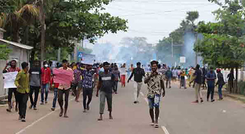 மீனவர்களுக்கிடையில் ஏற்பட்ட அமைதியின்மை: கண்ணீர் புகை குண்டுகளை வீசி விரட்டியடித்த பொலிஸ் 