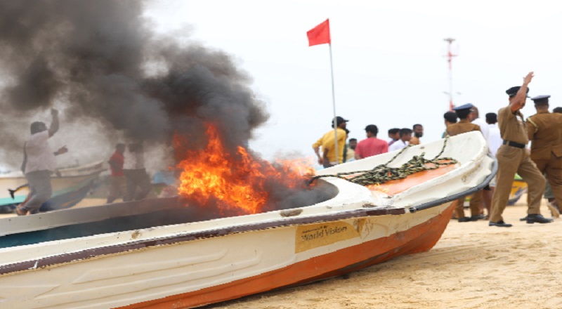  முல்லைத்தீவு போராட்டத்தில் இரு தரப்பினரிடையே ஏற்பட்ட கைகலப்பை அடுத்து பொலிஸார் கண்ணீர்ப்புகை பிரயோகம் 