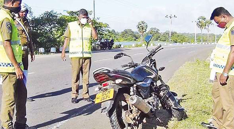 நாய் ஒன்றினால் பொலிஸாருக்கு ஏற்பட்ட நிலை! 