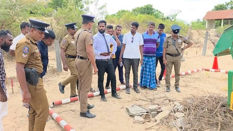 மூதூர் - சம்பூர் கடற்கரை ஓரமாக மிதிவெடி அகழ்வுப் பணியின்போது மனித எச்சங்கள் கண்டுபிடிப்பு