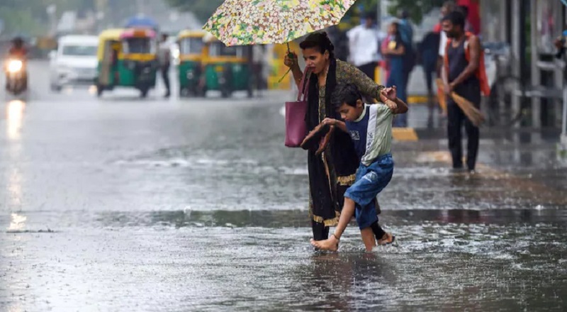 தென்கிழக்கு வங்காள விரிகுடா கடற்பகுதியில் உருவாகியுள்ள குறைந்த காற்றழுத்தம் காரணமாக மழை பெய்ய வாய்ப்பு