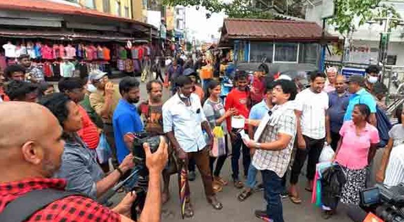 முன்னாள் ஜனாதிபதி மைத்திரிக்காக மக்களிடம் கையேந்திய கலைஞர்!