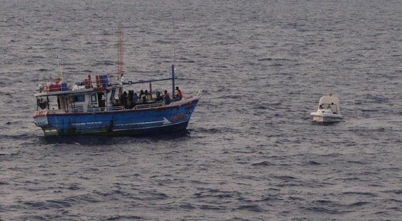 சட்டவிரோத கடற்றொழில் நடவடிக்கையில் ஈடுபட்ட 53 பேர் கடற்படையால் கைது
