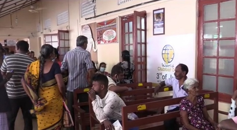 யாழ். போதனா வைத்தியசாலைச் சுகாதார ஊழியர்கள் சுகயீன விடுப்புப் போராட்டத்தில் ஈடுபட்டுள்ளனர்