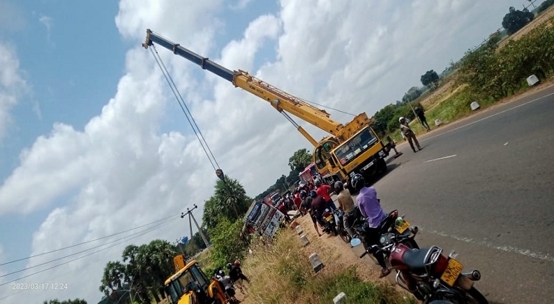 இன்று முல்லைத்தீவு தண்ணீரூற்று வீதியில் 3ம் கட்டை பாலத்தின் அருகில் தங்காலை முல்லைத்தீவு பஸ் தடம் புரண்டது(புகைப்படம்)