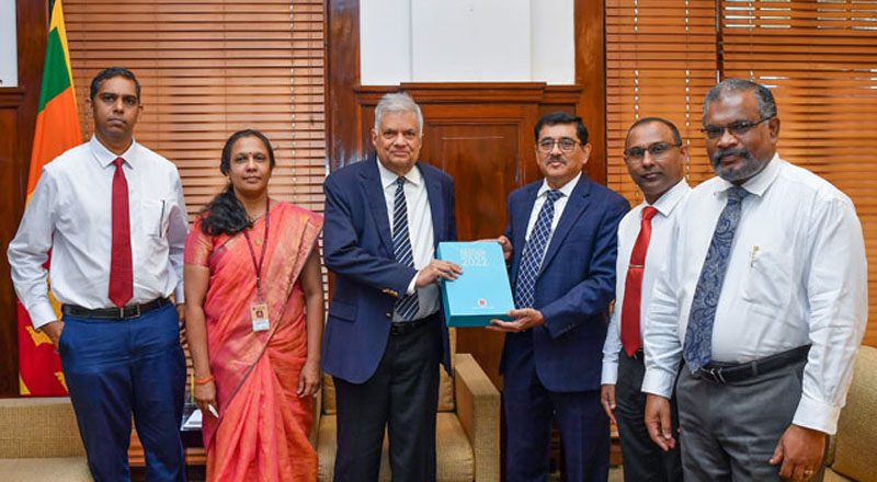 நந்தலால் வீரசிங்கவினால் மத்திய வங்கியின் ஆண்டறிக்கை ஜனாதிபதியிடம் கையளிப்பு