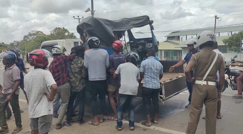 கிளிநொச்சி ஏ9 வீதியில்  இடம்பெற்ற ஆபாயகரமான விபத்தில்  ஒருவர் படுகாயம்