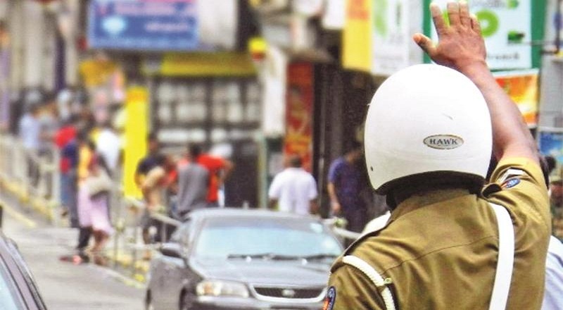 போக்குவரத்து காவல் அதிகாரிக்கு கத்தியை காட்டி மிரட்டிய இருவர்
