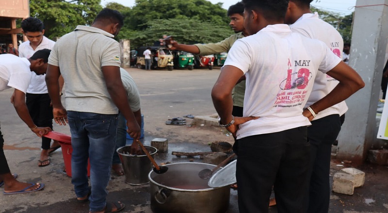 முள்ளிவாய்க்கால் கஞ்சி வழங்கும் செயற்றிட்டத்தை  புகைப்படமெடுத்து அச்சுறுத்திய  இராணுவத்தினர்