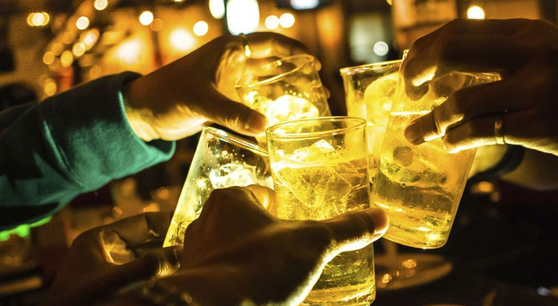 மதுபோதையில் பொலிஸார் மீது தாக்குதல்: 5 பேர் வைத்தியசாலையில்