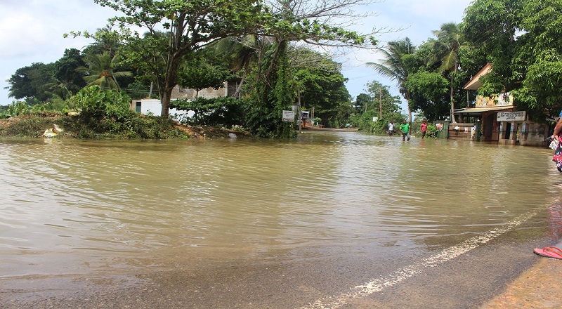 மத்திய பகுதிகளில் பெய்து வரும் கடும் மழை காரணமாக தாழ்நிலங்களில் வசிக்கும் மக்களுக்கு எச்சரிக்கை