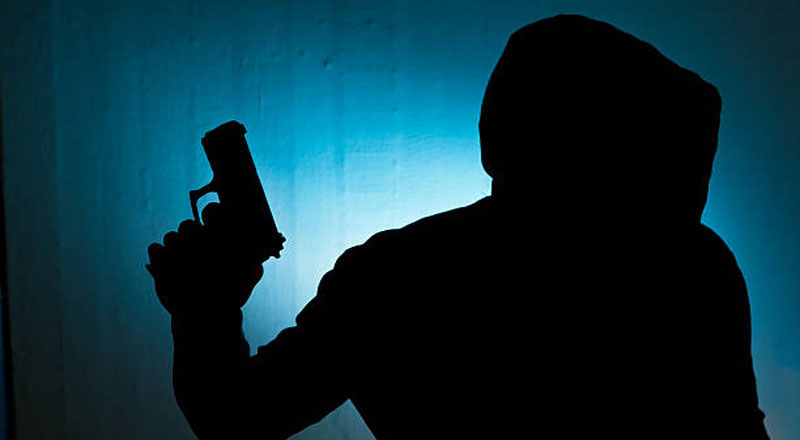 வெளிவிவகார அமைச்சின் முன்னாள் செயலாளரின் வீட்டில் 120 தங்க பவுண்களை கொள்ளையடித்த உறவினர்