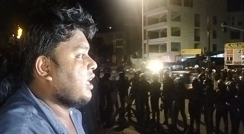 களனி பல்கலைகழகத்திற்கு முன் சூடுபிடித்த மாணவர் போராட்டம்! 2 பொலிசார் காயம்: 8 பேர் கைது