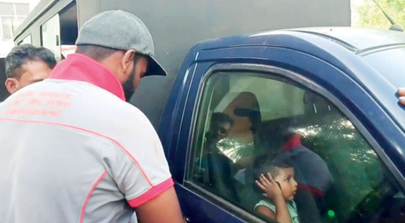 கதவு திடீரென பூட்டப்பட்டதால் ஒரு மணி நேரம் கெப் வண்டிக்குள் சிக்கிக்கொண்ட குழந்தை