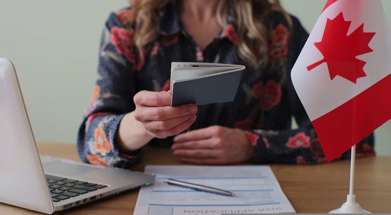 கனடாவில்  படிப்பு,தொழில் என்பது உண்மை. அதையே வைத்து போலி விளம்பரங்கள் பரப்பப்படுகிறது மக்களே அவதானம்