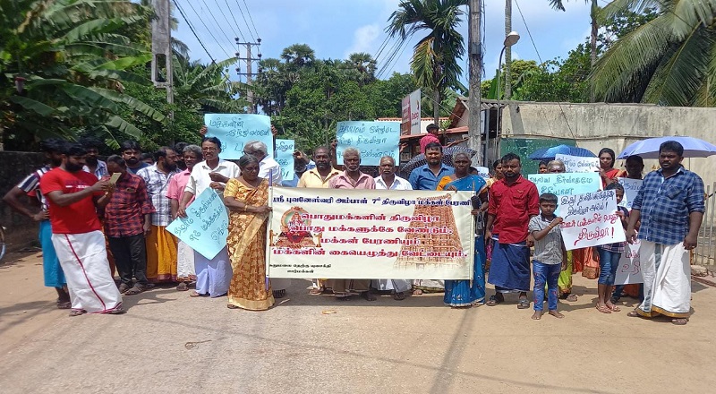 ஸ்ரீ புவனேஸ்வரி அம்பாள் ஆலயம் 7ஆம் திருவிழாவை பொது மக்களிடம் வழங்குமாறு போராட்டம்