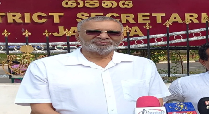 வெளிநாடு செல்லும் வழியில் இரு கால்களையும் இழந்த 3 பிள்ளைகளின் தந்தையின் குடும்பத்தை தத்தெடுத்த தியாகி ஐயா. வாழ்த்துகிறோம்.