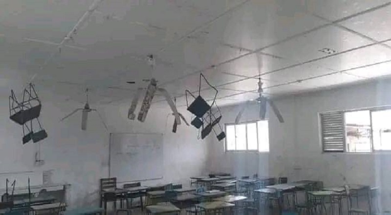 வகுப்பறையில் நாற்காலிகளை தொங்கவிட்ட மாணவர்களுக்கு வழங்கப்பட்ட தண்டனை