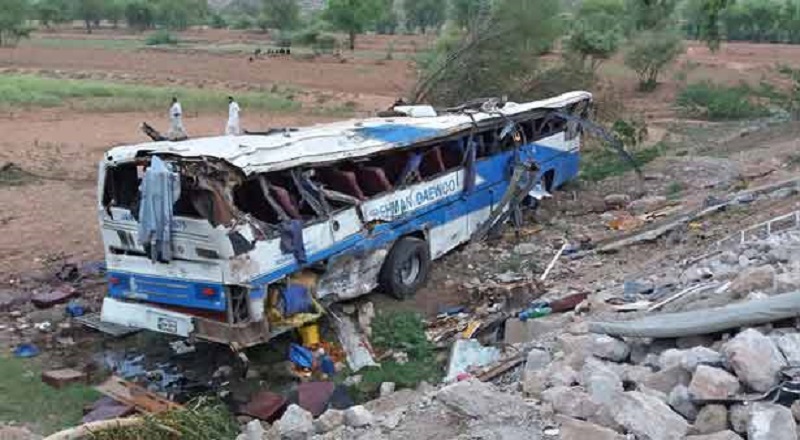 பாகிஸ்தானில் நெடுஞ்சாலையில் சென்று கொண்டிருந்த பஸ் ஒன்று கவிழ்ந்து விபத்து  13 பேர் பலி
