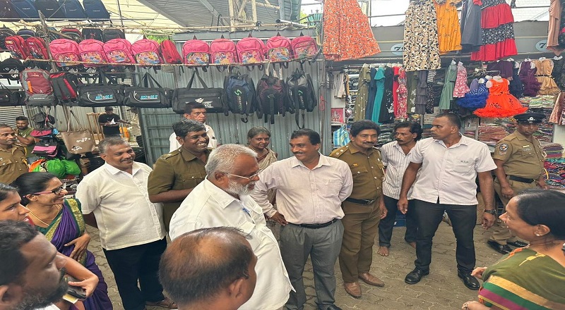 யாழ் நகரத்தை சுற்றி வந்த டக்ளஸ்: முக்கியஸ்தர்களுக்கு  அழைப்பு