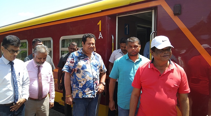 கொழும்பில் இருந்து யாழ்ப்பாணம் வந்த விசேட ரயிலில் பயணித்த அமைச்சர்கள்!
