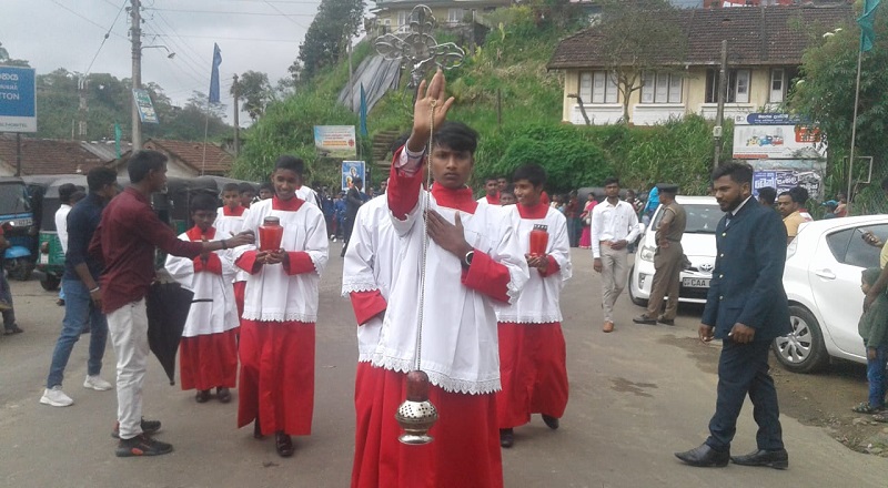 ஹட்டன் நகரில் உள்ள பிரதான கிறிஸ்தவ தேவாலயத்தில் வருடாந்த திருச்சொரூப பவனி