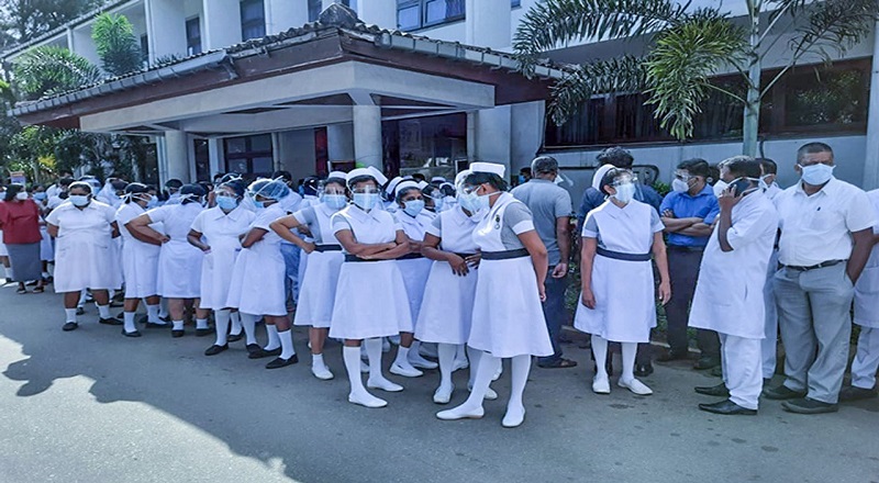 களுத்துறை வைத்தியசாலை தாதியர்கள்  பணிப்புறக்கணிப்பு!