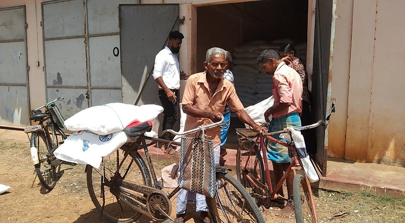 கிளிநொச்சி  கமநலசேவைநிலையத்தில் யூரியா உரம் வழங்கிவைப்பு
