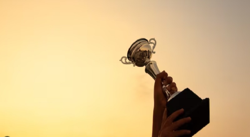 4பேரப்பிள்ளைகள், 6பிள்ளைகள் 56 வயதான பெண்மணி ஒரு கடல் மைல் தூரத்தை நீந்திக் கடந்து சாதனை