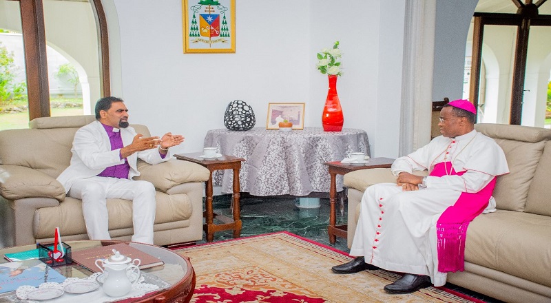 பாப்பரசரின் இலங்கைக்கான பிரதிநிதி எஸ்.சந்துரு பெணாண்டோ ஆகியோருக்கிடையில் சந்திப்பு.