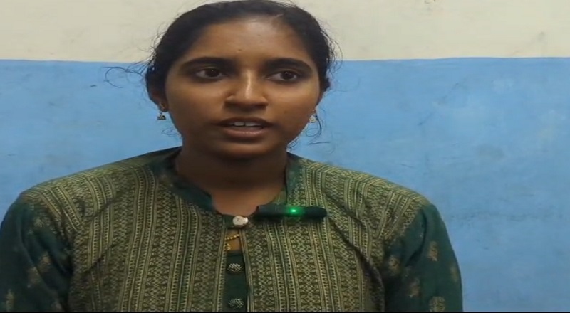 யுத்தத்தில் தந்தையை இழந்த முல்லைத்தீவு மாணவி டொறின் வர்த்தக பிரிவில் மாவட்ட ரீதியில் முதலிடம்