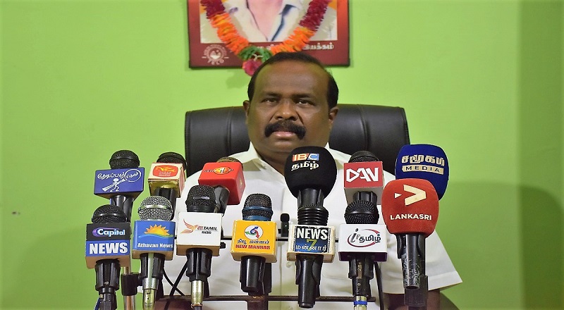 சுகாதார அமைச்சர் போலியான மருந்துகள் இறக்குமதி செய்து பணத்தை தனது பொக்கட்டுக்களை நிரப்பி உள்ளார்