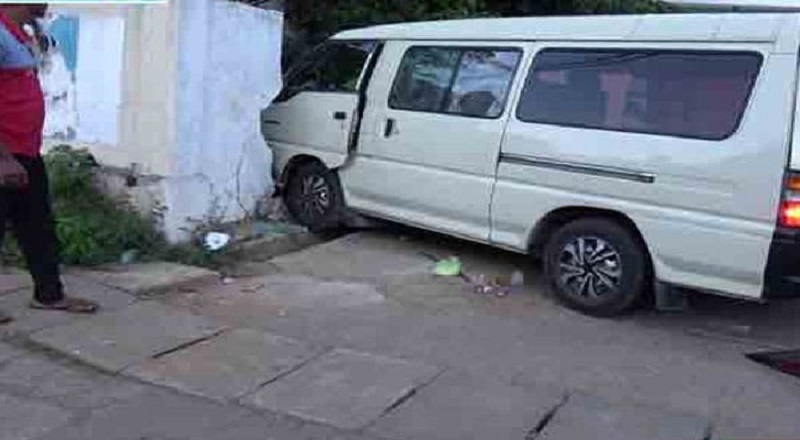 வேன் ஒன்று வீதியை விட்டு விலகி மதிலில் மோதி 6 பேர் படு காயம்