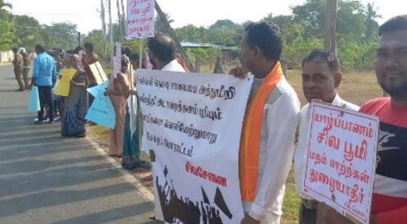 நெசவுசாலைக்குள் மதஸ்தலம்: வெளியேறுமாறு கோரி போராட்டம்