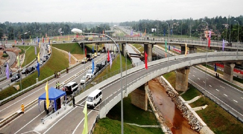 ஏராளமான மக்கள் பயணிக்கும் கோட்டை மேம்பாலம் தற்போது பல இடங்களில் சேதம் என மக்கள் விசனம் 