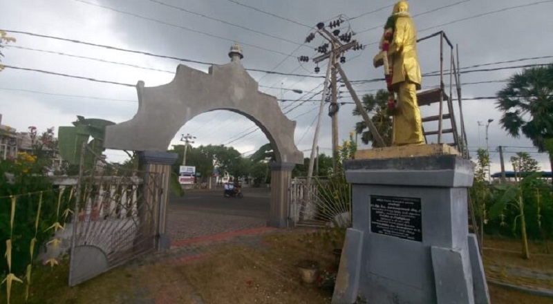 யாழ்ப்பாண பொலிஸ் நிலைய முன்றலில் உள்ள தந்தை செல்வா சதுக்கத்தில் இடிதாங்கி திருட்டு!