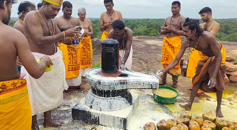 வெடுக்குநாறி ஆதி லிங்கேஸ்வரர் ஆலயத்தில் 108 கும்ப சங்காபிசேகம்!