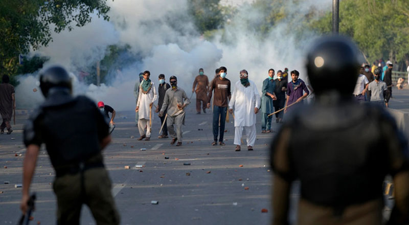 பாகிஸ்தானில் போராட்டம் தீவிரம்: சமூக ஊடகங்களும் முடக்கம்