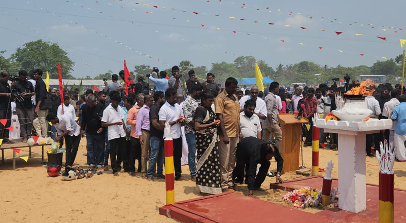 ஆரம்பமானது முள்ளிவாய்க்காலில் நினைவேந்தல்  சுடரேற்றப்பட்டது