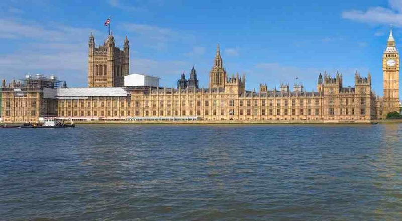 இடிந்து விழும் அபாயத்தில் பிரித்தானிய பாராளுமன்ற கட்டிடம் - அதிகாரிகள் எச்சரிக்கை