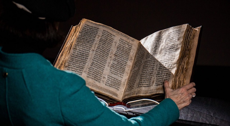 1100 ஆண்டுகள் பழமையான ஹீப்ரு பைபிள் 38.1 மில்லியன் அமெரிக்க டாலருக்கு விற்பனை