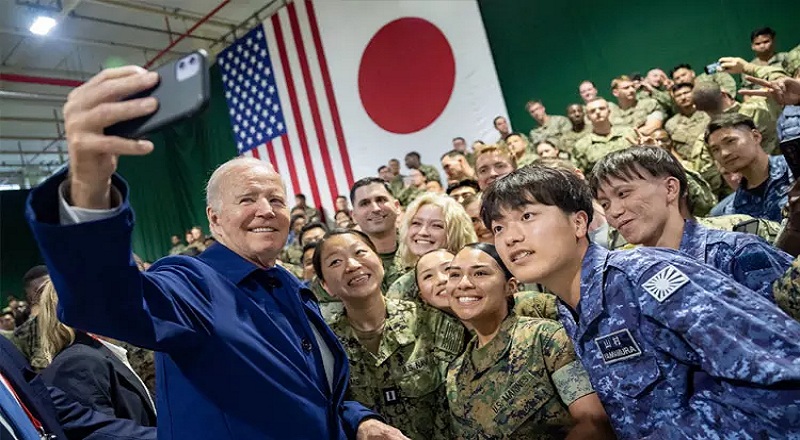 ஜப்பான் ராணுவ வீரர்களுடன் புகைப்படம் எடுத்துக்கொண்ட அமெரிக்க ஜனாதிபதி பைடன்