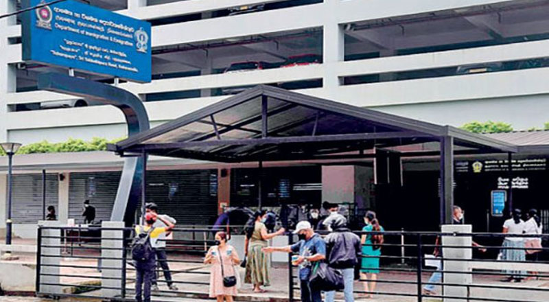 குடிவரவு திணைக்களத்திற்கு அருகில் 9 தரகர்கள் உட்பட போதைப்பொருள் வைத்திருந்த 15 பேர் கைது