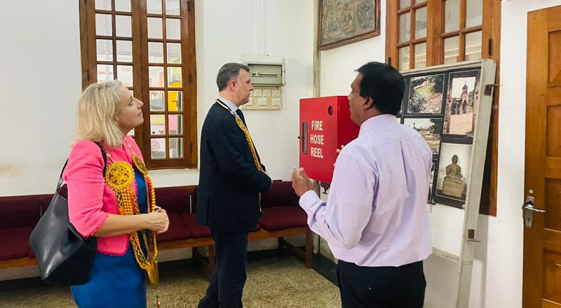 யாழ்ப்பாண  பொதுநூலகத்திற்கு விஜயம் செய்த பிரித்தானிய தூதுவர்!