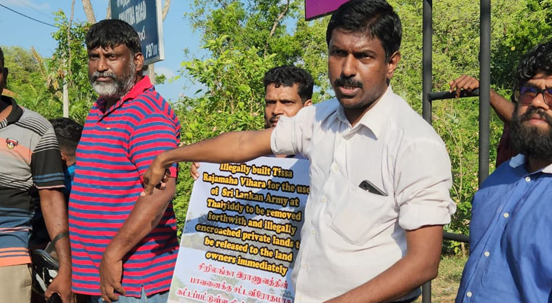 தையிட்டியில் கைது செய்யப்பட்ட சட்டத்தரணி சுகாஸை இருட்டறையில் வைத்த பொலிஸார்!