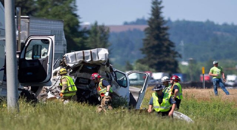 அமெரிக்காவில் லாரி மீது 5 கார்கள் அடுத்தடுத்து மோதி விபத்துக்குள்ளானதில் மூவர் மரணம்