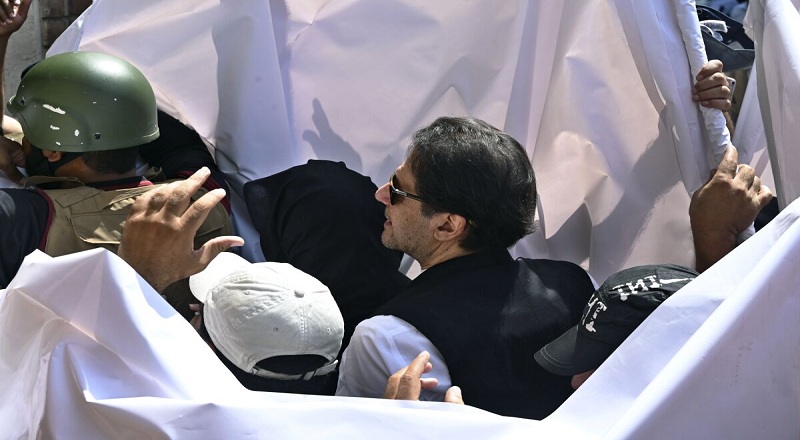 இம்ரான் கான் மற்றும் மனைவி உட்பட 80 பேருக்கு பாகிஸ்தானில் இருந்து வெளியேற தடை