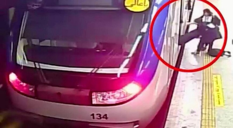 ஆடை கட்டுப்பாட்டை மீறியதால் அதிகாரிகளால் தாக்கப்பட்ட 16 வயது சிறுமி